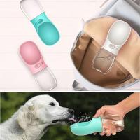 Evcil Hayvanlar İçin 350 ML Taşınabilir Su Seyahat Suluğu – Oval Uç Ergonomik Tasarım, Tek Tuş Su Kontrolü, Su Sızdırmaz Kilit Sistemi, Köpek ve Kedi İçin Pratik Kullanım (Pembe)